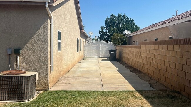 Building Photo - East Lancaster Home