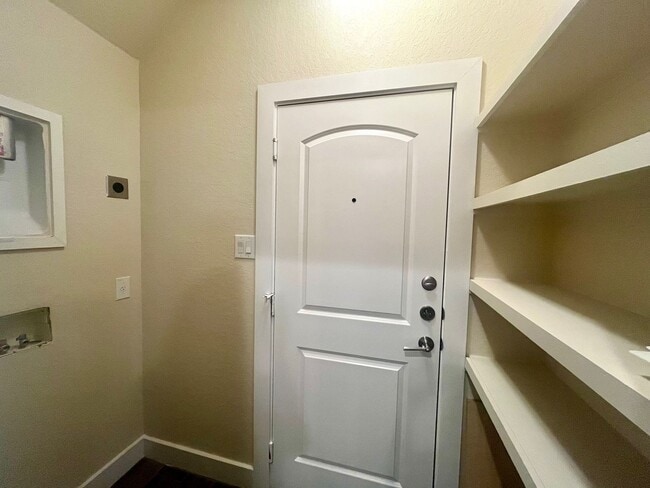 Building Photo - Fabulous Townhome Located minutes to Gruene and Downtown New Braunfels!