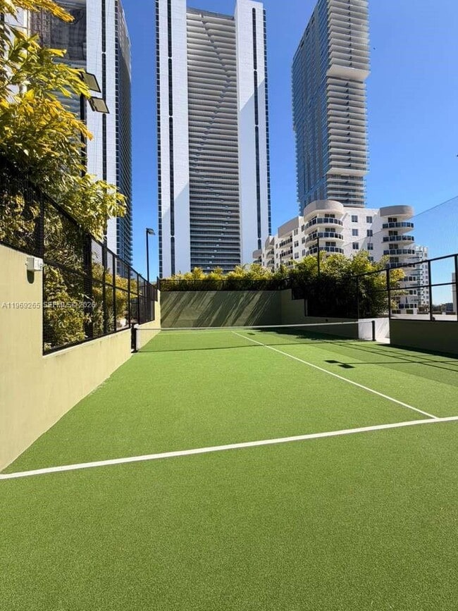 Building Photo - 700 NE 24th St