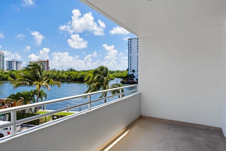 Building Photo - 888 Intracoastal Dr