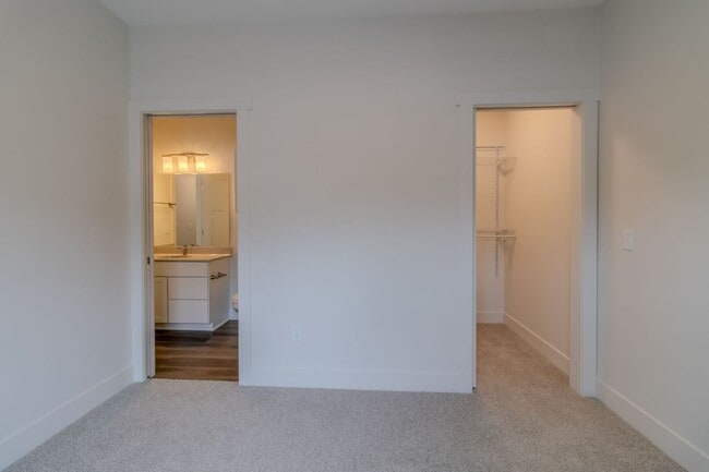 Building Photo - Premier Place and Premier Living!