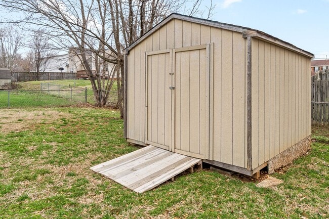 Building Photo - Pet Friendly Three Bedroom!