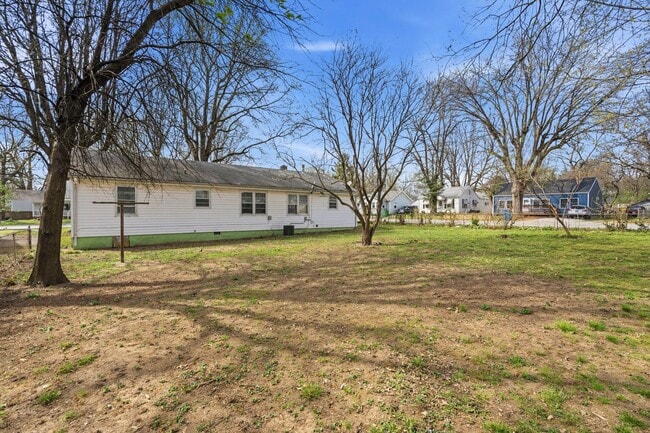 Building Photo - 3 bedroom 1 bath 1 car garage- newly renovated!