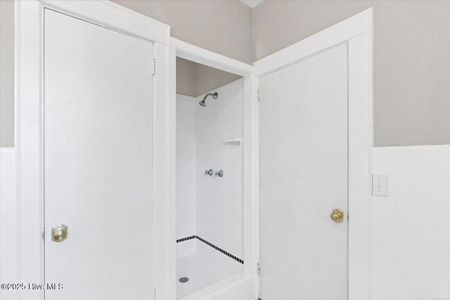 Building Photo - 300 Dogwood Ln