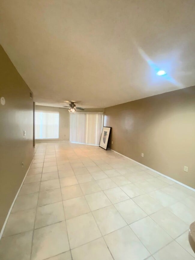 Building Photo - Ground level nice condo