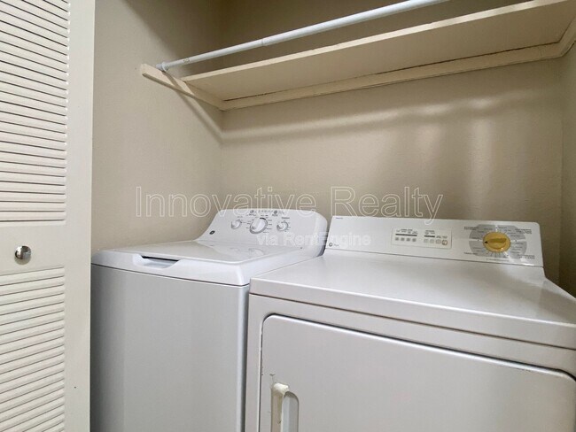 Building Photo - 412 Banyon Tree Cir