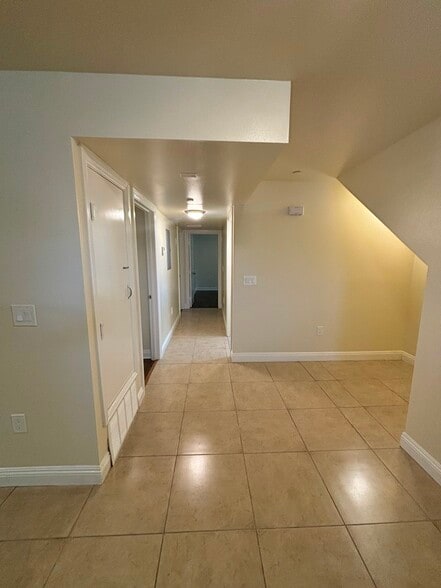 Building Photo - 702 1/2 W 45th St