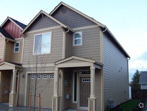 Building Photo - Renovated 3 Bed/2.5 Ba Townhome in the Eve...