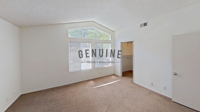 Building Photo - Charming 1Bd Upstairs Condo w/ Den & Garage