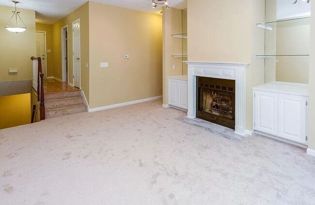 Building Photo - 2 Bed/ 2.5 Bath Townhouse