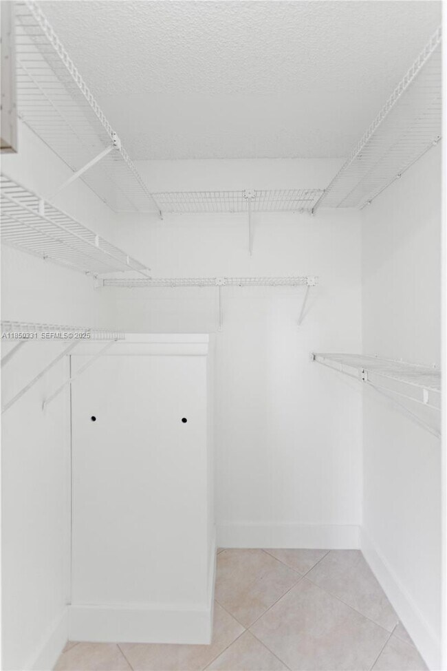 Building Photo - 1400 SW 124th Terrace