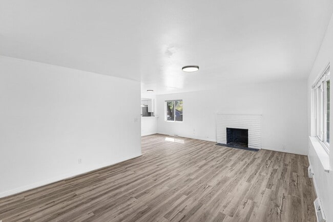 Building Photo - Charming 3-Bed Ranch with Detached Garage – Prime Upper Arlington/Columbus Area!