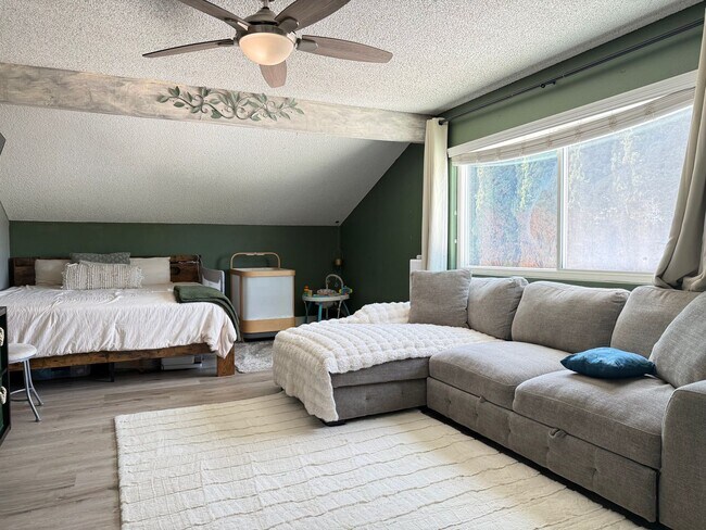 Building Photo - Move in Ready 3bed/3bath, beautiful backyard