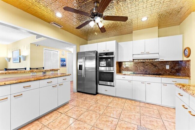 Building Photo - 3015 N Palm Aire Dr