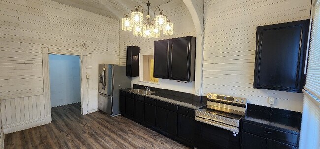 Building Photo - 605 N 4th St