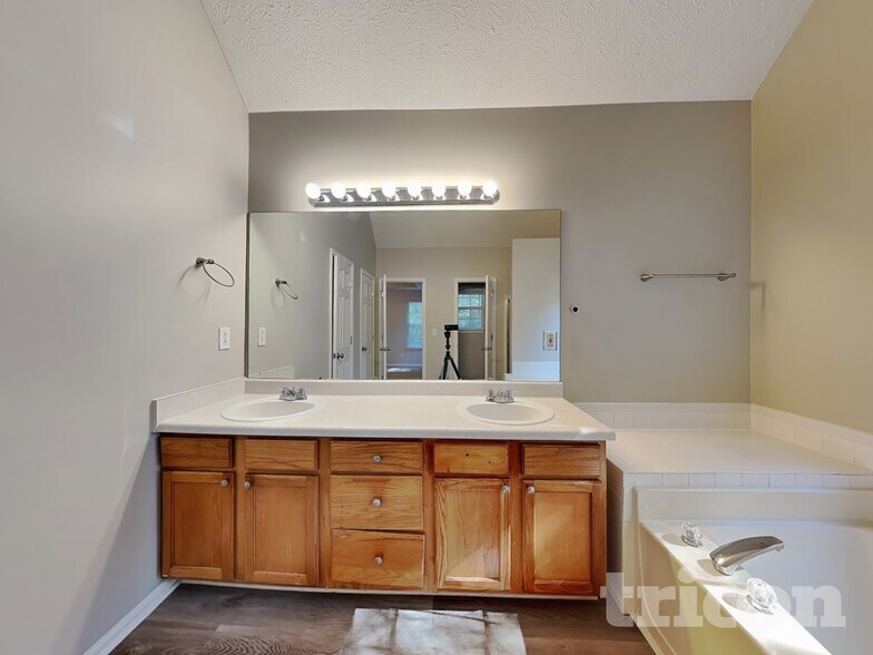 Building Photo - 335 Orleans Blvd