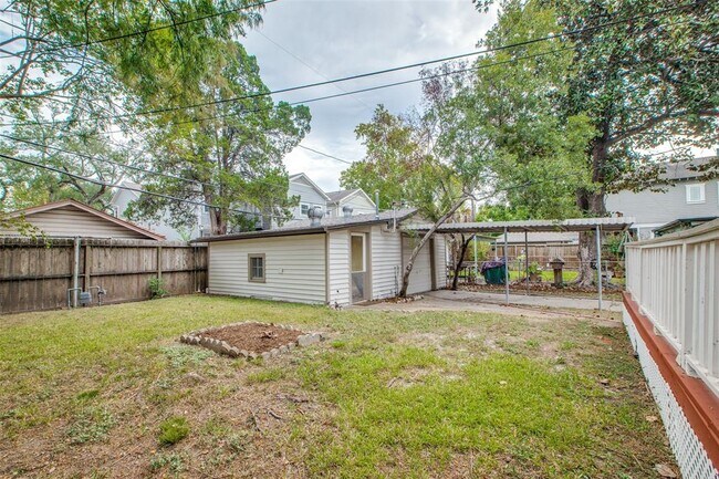 Building Photo - 621 Aurora St