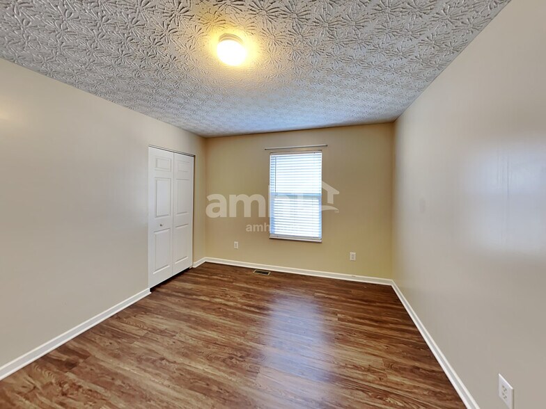 Building Photo - 5525 Village Grove Ln
