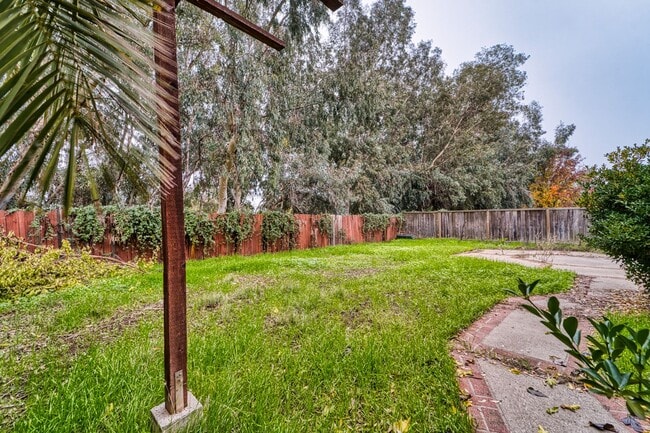 Building Photo - Olivehurst Living: 4 Beds, 2 Baths with Easy Commuting