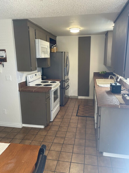 Building Photo - 6115 S Thompson Ave