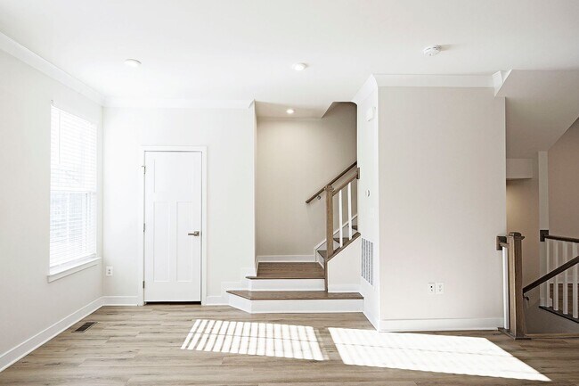 Building Photo - Move-In Ready End-Unit Townhome in Forest Lakes North