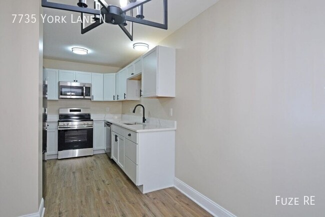 Building Photo - 7735 York Ln N