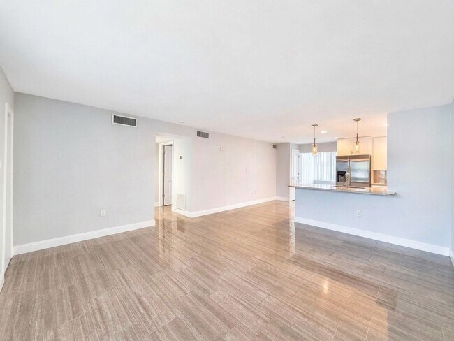 Building Photo - Remodeled First-Floor Condo Available Now in Naples