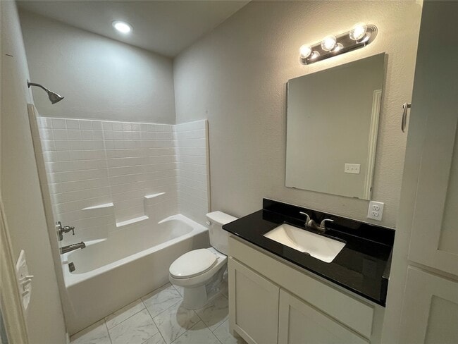 Building Photo - 2919 Peony Dr