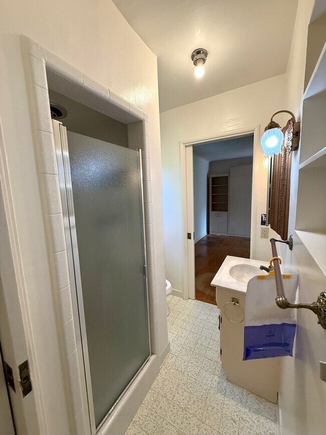 Building Photo - 810 Martin St