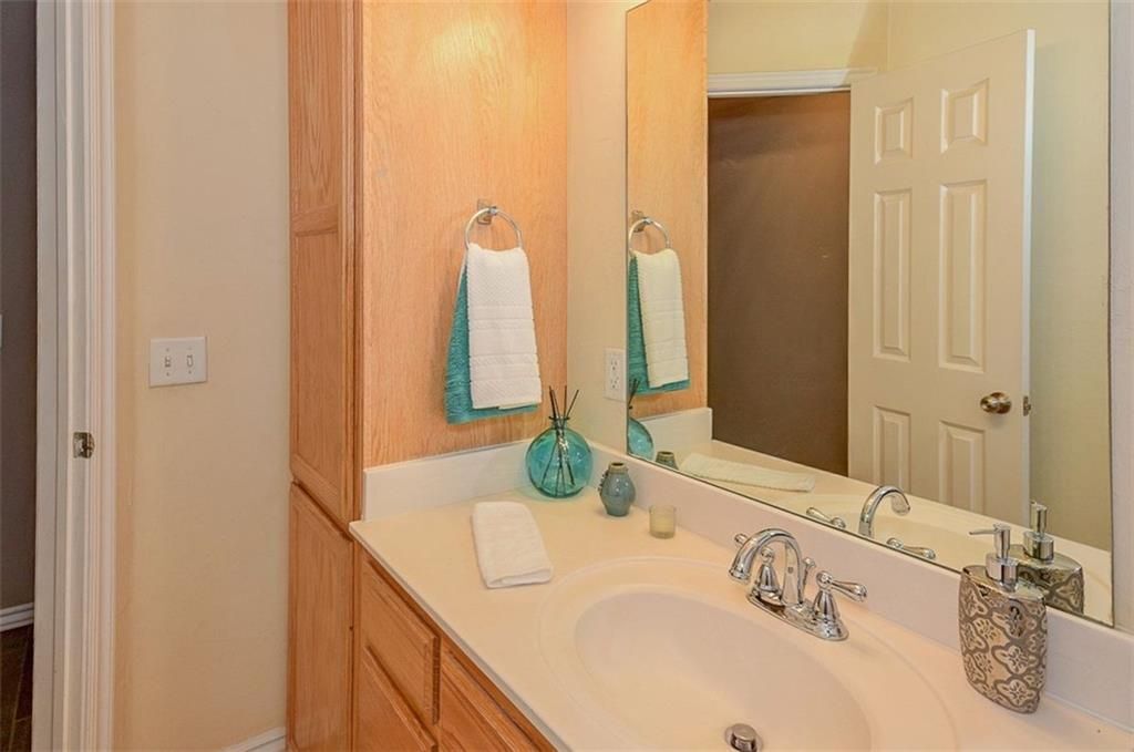 Building Photo - 913 Eagle Cliff Dr