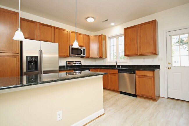 Building Photo - Move-in Ready + Dog Friendly End-Unit Crozet Home