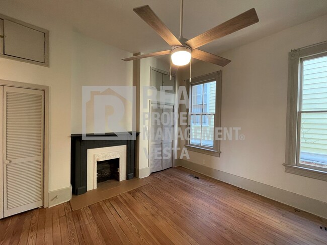 Building Photo - Beautiful Downtown Apartment - Perfect For...