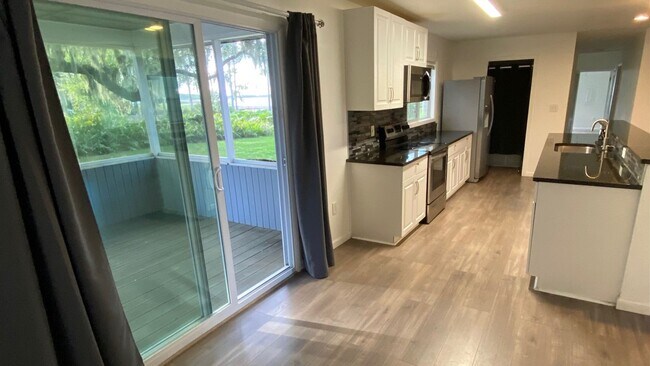 Building Photo - Spectacular Lakeview Home ~ 3 Bed or 2 Bed...