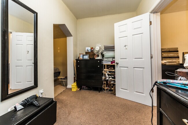 Building Photo - 1028 E Warrington Ave