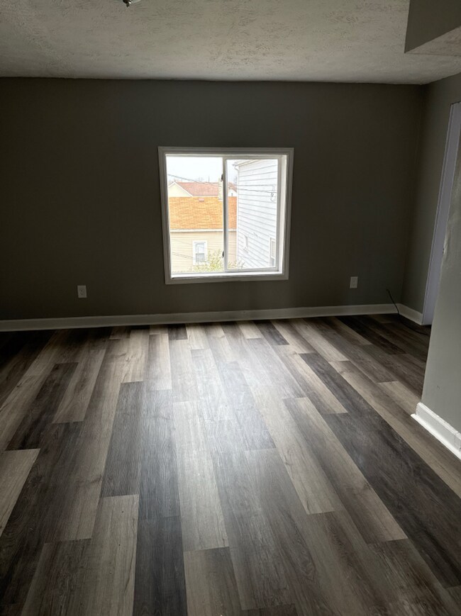 Building Photo - Great 2 bed 1.5 bath home includes bonus room and has central air conditioning!