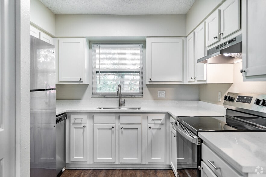 2BR, 1BA - 850SF - Kitchen - KC Flats Apartments