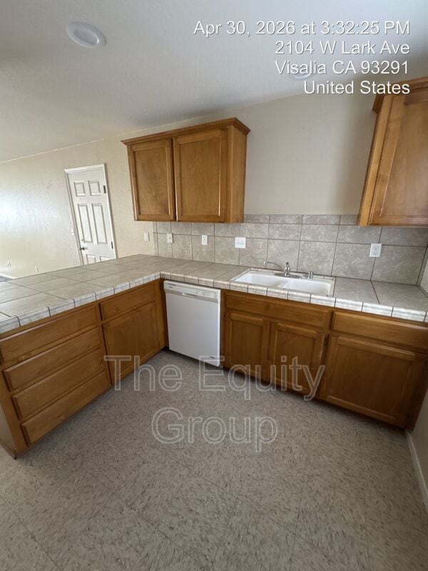 Building Photo - 2104 W Lark Ave