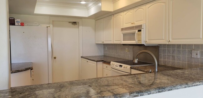 Building Photo - 204 Avenida Baja