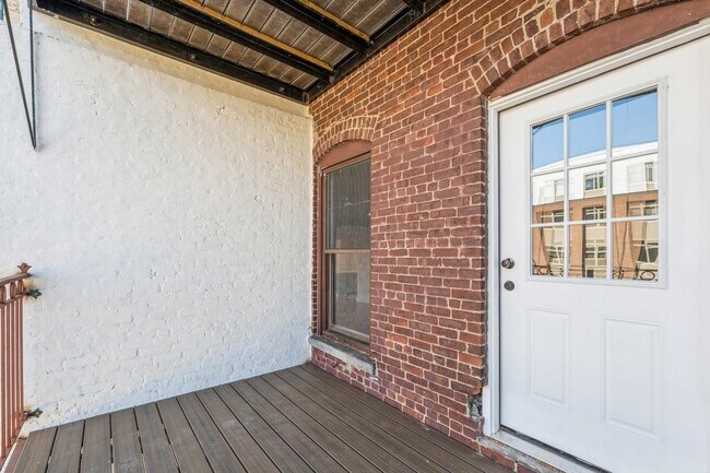 Building Photo - 192 Christopher Columbus Dr