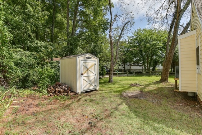 Building Photo - 955 Poquoson Ave