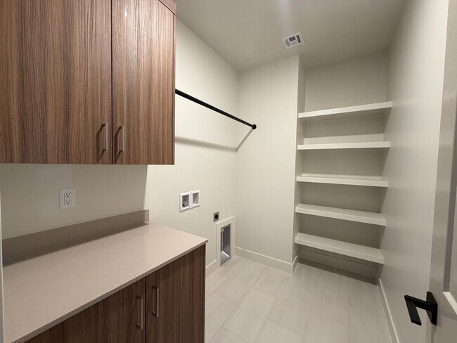 Building Photo - 602 Hemsworth Ln
