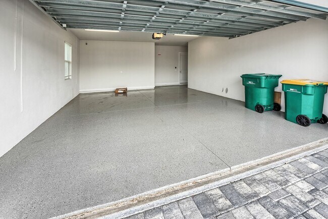 Building Photo - 2/2+Den Coach Home Available Annually!