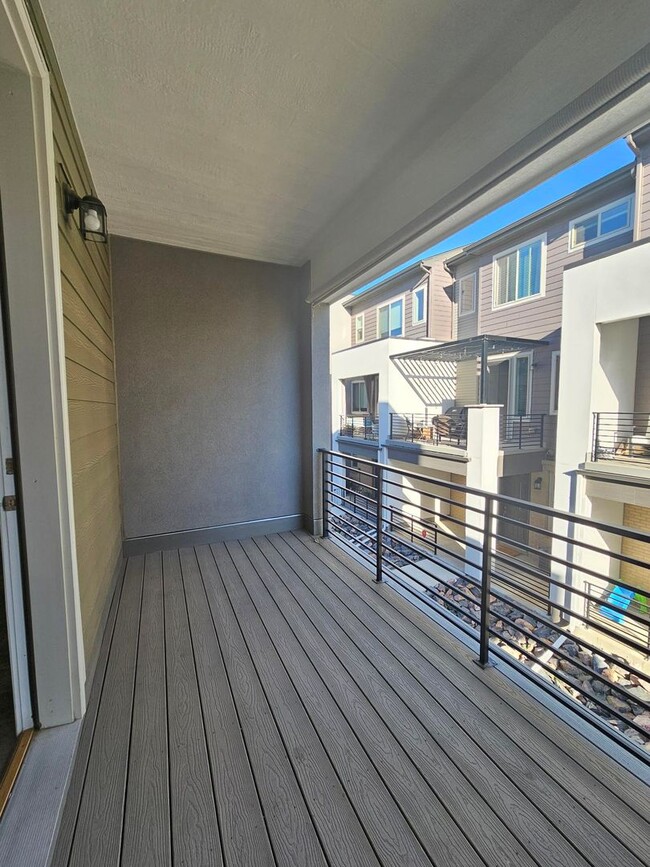 Building Photo - Contemporary townhome in Great Location