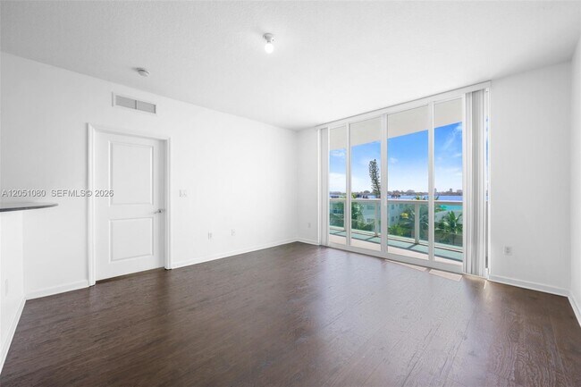 Building Photo - 7910 Harbor Island Dr