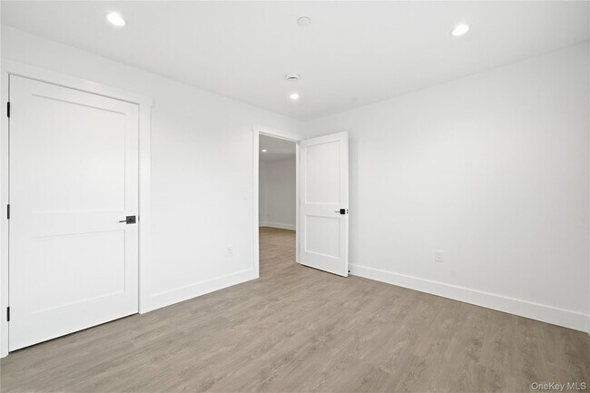 Building Photo - 180 Deer Park Ave