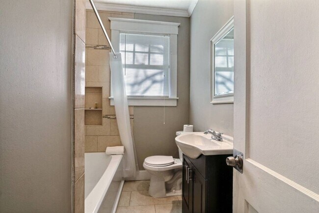 Building Photo - Large 2BR/1BA Downtown House Steps From Daffin Park