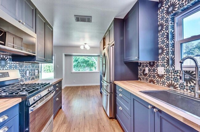 Building Photo - Beautiful 3/2 near Domain