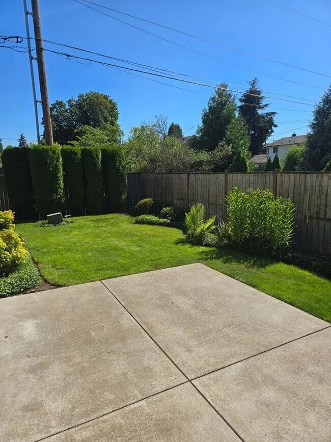 Building Photo - 3 Bedroom House in Cal Young Area