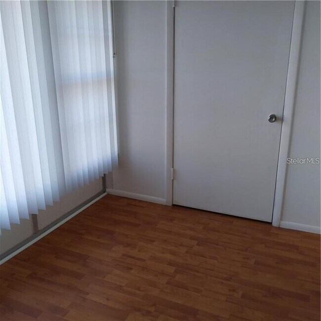 Building Photo - 333 N Lake Howard Dr