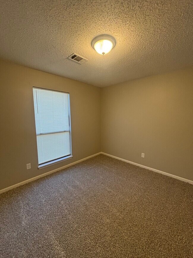Building Photo - 14218 High Point Dr